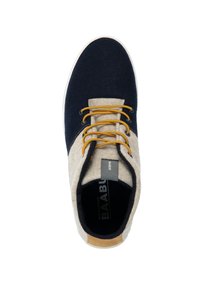 Granatowe trampki z beżowymi akcentami i tekstylną górą o fakturowej powierzchni. Posiadają żółte sznurówki i gumową podeszwę. Widoczna metka marki wewnątrz.