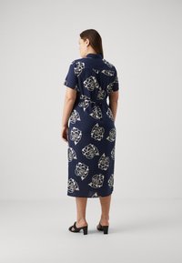Vero Moda Curve VMCEASY LONG SHIRT DRESS - Ingruha - navy flower