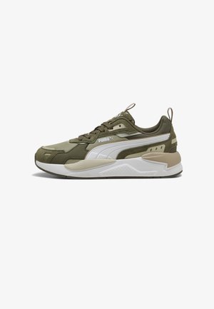 Tenisi sport de culoare verde măslin, fabricați din plasă și suede, având un logo alb Puma, talpă din cauciuc și accente texturate.
