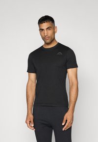 Zwarte katoenen t-shirt met korte mouwen, voorzien van een ronde hals en een subtiel logo op de linkerschouder, gecombineerd met zwarte sportbroek.