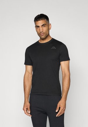 Zwarte katoenen t-shirt met korte mouwen, voorzien van een ronde hals en een subtiel logo op de linkerschouder, gecombineerd met zwarte sportbroek.