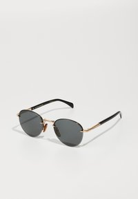 Ochelari de soare rotunzi, negri, cu lentile întunecate, accente din metal auriu și brate din plastic negru cu un design texturat la balamale.