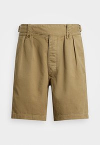 Beige chinoshorts med veck, knappade bältesöglor och gylf, visade mot en vit bakgrund.
