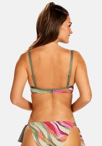 Wielokolorowy bikini z wzorzystą górą i gładkimi zielonymi ramiączkami. Cienkie ramiączka z regulowanym zapięciem. Spód z falbaniastym dołem.