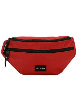 Marsupio rosso in nylon con zip nere, caratterizzato da una forma curva e una patch con logo sul davanti. Design compatto per convenienza e accessibilità.