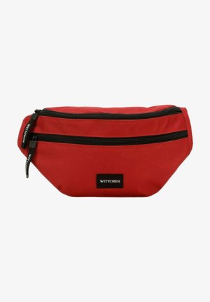 Marsupio rosso in nylon con zip nere, caratterizzato da una forma curva e una patch con logo sul davanti. Design compatto per convenienza e accessibilità.