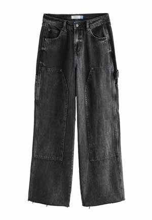 Sorte jeans med vide ben, store forlommelommer, bæltestropper, knap- og lynlås lukning og rå kanter.