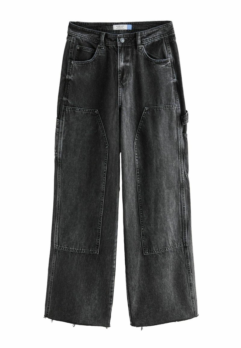 Jean noir à jambes larges avec grandes poches plaquées devant, passants pour ceinture, fermeture par bouton et zip, et ourlets bruts.