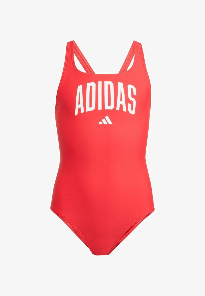 Červený jednodílný plavecký úbor z hladkého materiálu, s výrazným bílým logem "ADIDAS" a několika popruhy na zadní straně pro podporu.