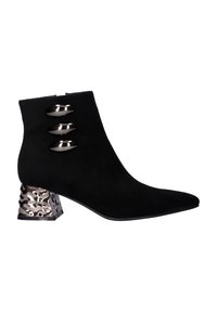 Botas de tobillo de ante negro con punta afilada y un tacón bloque metálico decorativo que presenta un diseño con corte. Tres acentos brillantes en el lateral.