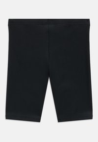 Μαύρο ποδηλατικό σορτς από ελαστικό ύφασμα. Μήκος έως το μέσο του μηρού, με λείο υφή και ελαστική μέση. Χωρίς επιπλέον σχέδια ή διακοσμητικά στοιχεία.