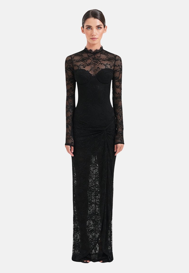 Zwarte avondjurk van kant met lange mouwen, hoge hals, aansluitend lijfje en een geplooid detail aan de zijkant. Doorzichtige textuur met bloemenpatroon.