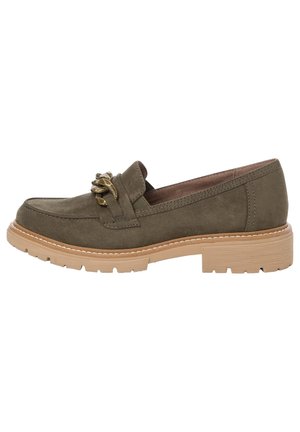 Olivengrøn ruskind loafers med chunky tan gummisål og dekorativt guld kædedetalje på toppen.
