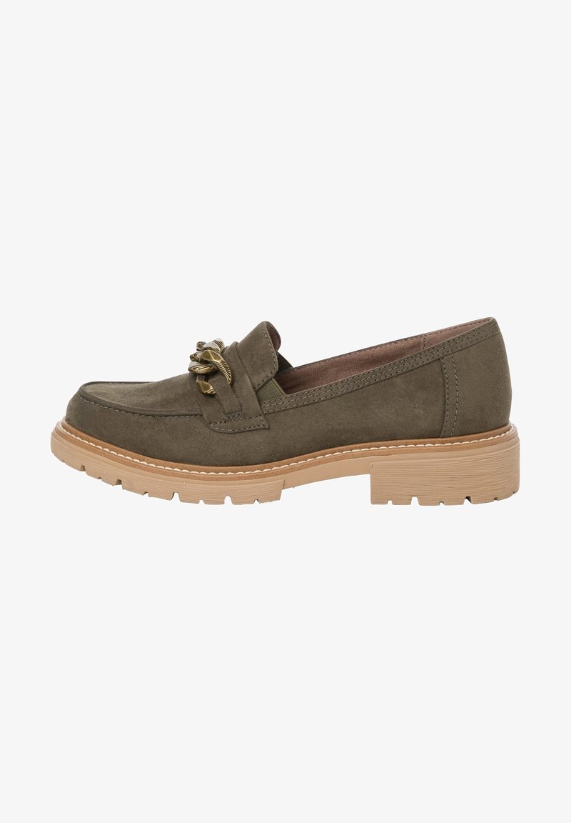 Mocassin en daim vert olive avec semelle épaisse en caoutchouc beige et détail décoratif chaîne dorée sur le dessus.