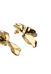 Orecchini a forma di foglia in tonalità oro con una superficie lucida e riflettente e dettagli intricati. Presentano una chiusura a perno per una vestibilità sicura.