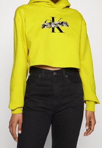 Calvin Klein Jeans Jersey con capucha - yellow