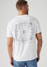 Levi's® CLASSIC GRAPHIC - Nyomott mintás póló - bandana white