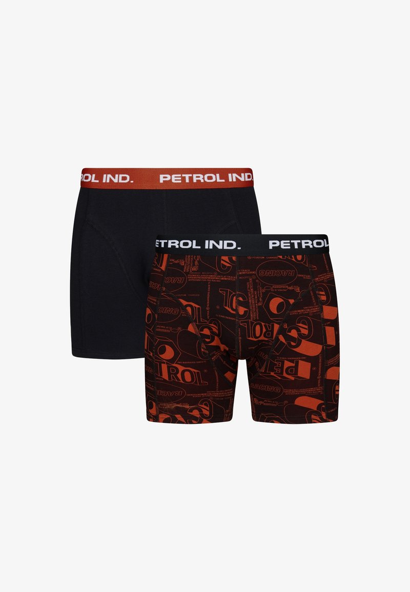 Två par herrboxer. Det ena är helt svart med ett rött midjeband; det andra har ett grafiskt mönster i rött och svart med ett svart midjeband.