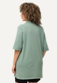 Ulla Popken MANCHES COURTES - Polotričko - light moss green