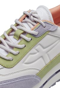 Flerfärgad sneaker med en vit läderbas, lavendelmocka accenter, gröna läderöverlägg och texturerad rosa innersula och snörning.