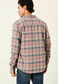 Karierter Flanellhemd mit einem Pastellmuster in Rosa, Blau und Gelb. Lange Ärmel, Knopfmanschetten und abgerundetem Saum. Leichter Stoff.