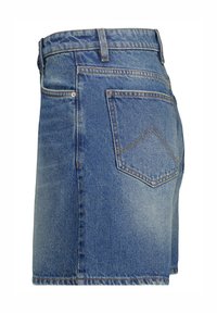 Falda de mezclilla en azul, con una cintura de altura media, bolsillos traseros con un diseño cosido y una tela lisa y texturizada.