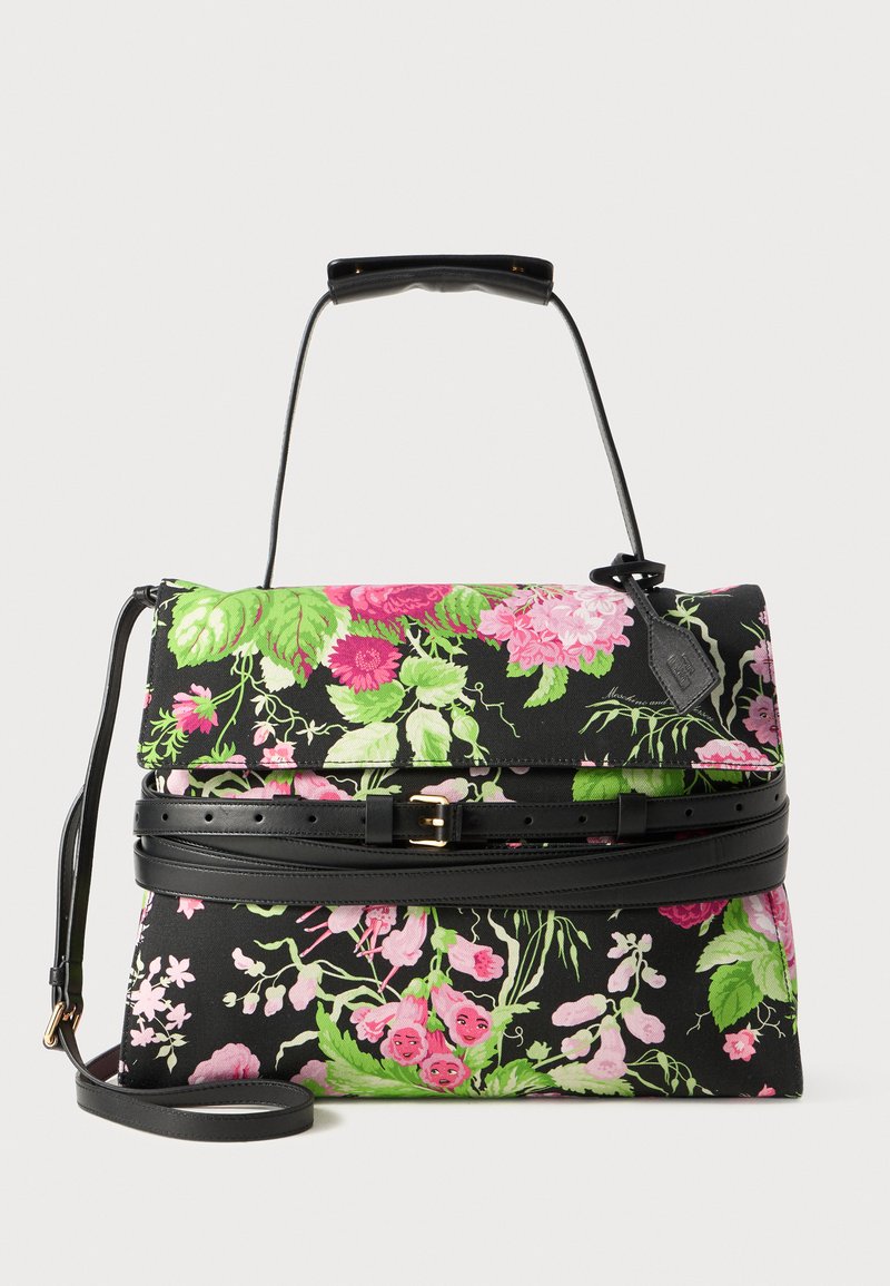 Bolsa de flores com um corpo em canvas preto adornado com padrões de flores rosas e verdes, complementada por uma alça de couro preta e um cinto.
