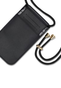 Czarna skórzana torba na telefon z plecionym sznurkiem, o teksturowanym wykończeniu, z trzema kieszonkami na karty i złotymi akcentami. Gładki, minimalistyczny design.