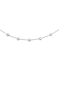 Collar de cadena de plata que presenta pequeños charms en forma de corazón pulidos, espaciados de manera uniforme a lo largo de la longitud, con una textura suave y un diseño delicado.