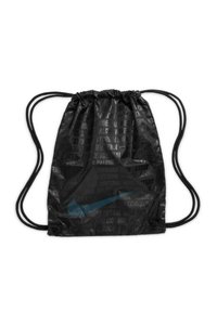 Mochila con cordón en negro, hecha de material ligero, con un gran logo azul de Nike y un patrón de texto repetido.