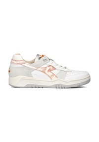 Sneaker bianche in pelle con dettagli in suede grigio e un particolare arancione. Punta perforata e lacci piatti. Suola in gomma con battistrada testurizzato.