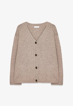 Beige Cardigan aus strukturiertem Stoff, mit tiefem V-Ausschnitt, langen Ärmeln und braunen Knöpfen entlang der Front. Horizontale Rippdetail.