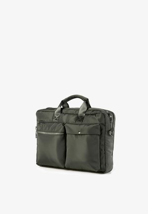 Schwarze Nylon-Aktentasche mit zwei vorderen Taschen, eine mit Reißverschluss und eine mit Klappe, sowie doppelten Griffen vor weißem Hintergrund.