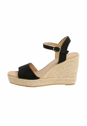 Čierna sandála na platforme s otvorenou špičkou, vyrobená z tkaného slameného materiálu, so zapínaním na členku a zlatou prackou, navrhnutá pre bežné nosenie žien.