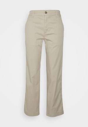 Pantalon beige droit avec passants pour ceinture, bouton devant et fermeture éclair, présenté sur un fond clair uni.