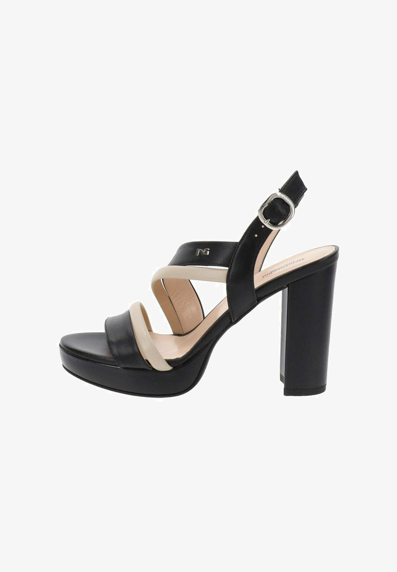 Sandales à talons noires et beiges avec un large talon bloc, dotées d'une plateforme, de larges brides et d'une fermeture à boucle. Finition en cuir lisse.