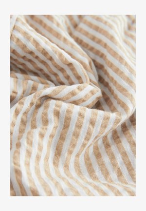 Medvilnės audinys su pakaitinėmis šviesiai rudomis ir baltomis juostelėmis, pasižymintis minkšta tekstūra ir šiek tiek susiraukšlėjusiu išvaizda.