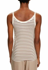 Camiseta de tirantes a rayas en marrón claro y crema, con una textura suave, tirantes anchos y un escote redondeado. La parte trasera tiene un ligero contorno.