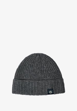 Szürke kötött sapka bordázott textúrával. Hajlított hajtóka jellemzi, valamint egy kis, sötét címke az oldalán egy dekoratív emblémával.