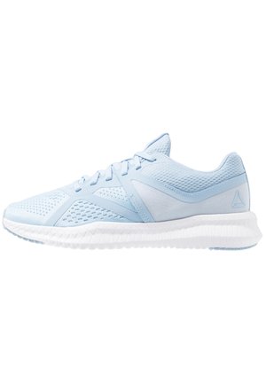 Hellblauer Sportschuh mit atmungsaktivem Mesh-Obermaterial, weißer, strukturierter Sohle und Schnürverschluss, schräg, um das Seitenprofil zu zeigen.