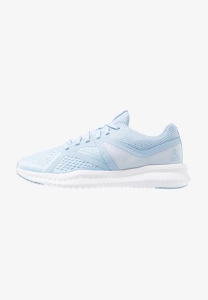 Baskets athlétiques bleu clair avec empeigne en maille respirante, semelle blanche texturée et fermeture à lacets, inclinées pour montrer le profil latéral.