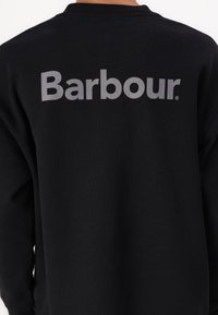 Zwarte sweatshirt met een grijze "Barbour" tekstlogo op de achterkant, met een ronde hals en lange mouwen van zacht katoen.