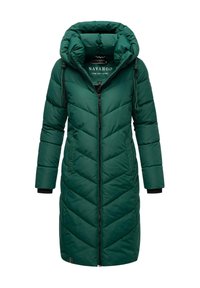 Giacca imbottita verde con cappuccio, dotata di chiusura a zip e motivo a chevron. Include tasche laterali e polsini a coste per il calore.