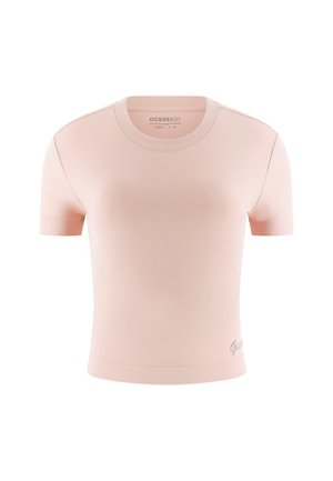 Camiseta ajustada corta rosa con cuello redondo y mangas cortas. Textura suave, presenta un sutil logotipo de "Guess" en hilo metálico en el dobladillo.