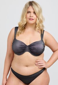 Svart metallisk bikiniuppsättning med rynkdetaljer, breda remmar och en matchande låg midja-bottnar, som har en slät textur och subtil lyster.