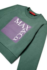 Felpa verde con polsini a coste, caratterizzata da un design a quadrato viola con "MAX&CO." in testo bianco. Il tessuto sembra morbido e strutturato.