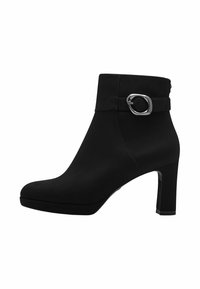 Svart ankelboot i nubuck, med rund tå, bred manschett och en dekorativ metallspänne på sidan. Stiletto-klackdesign.