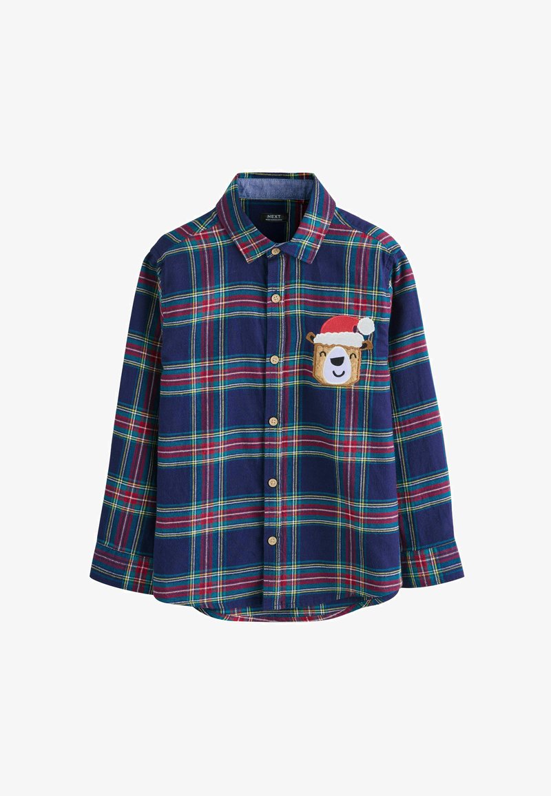 Camicia a quadri blu marina con dettagli rossi e verdi. Presenta un patch festivo di un orso che indossa un cappello di Babbo Natale sulla tasca sinistra del petto.