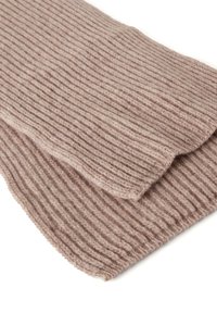 Hedvábný pletený šátek v tlumené mauve barvě, s jemnou texturou a nerovnými okraji, který se vyznačuje útulným a teplým designem.