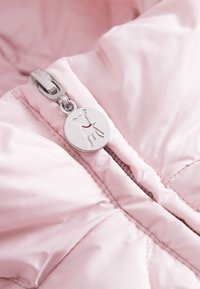 Różowa kurtka puchowa z suwakiem w kolorze srebrnym, który ma logo w kształcie sylwetki psa. Gładki materiał z detalami pikowanego szycia.